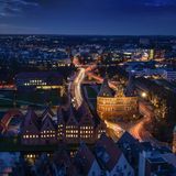 Stadtansicht Lübeck im Dunkeln mit dem Holstentor