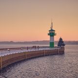 Leuchtturm auf Nordermole in Travemünde, rundherum Meer