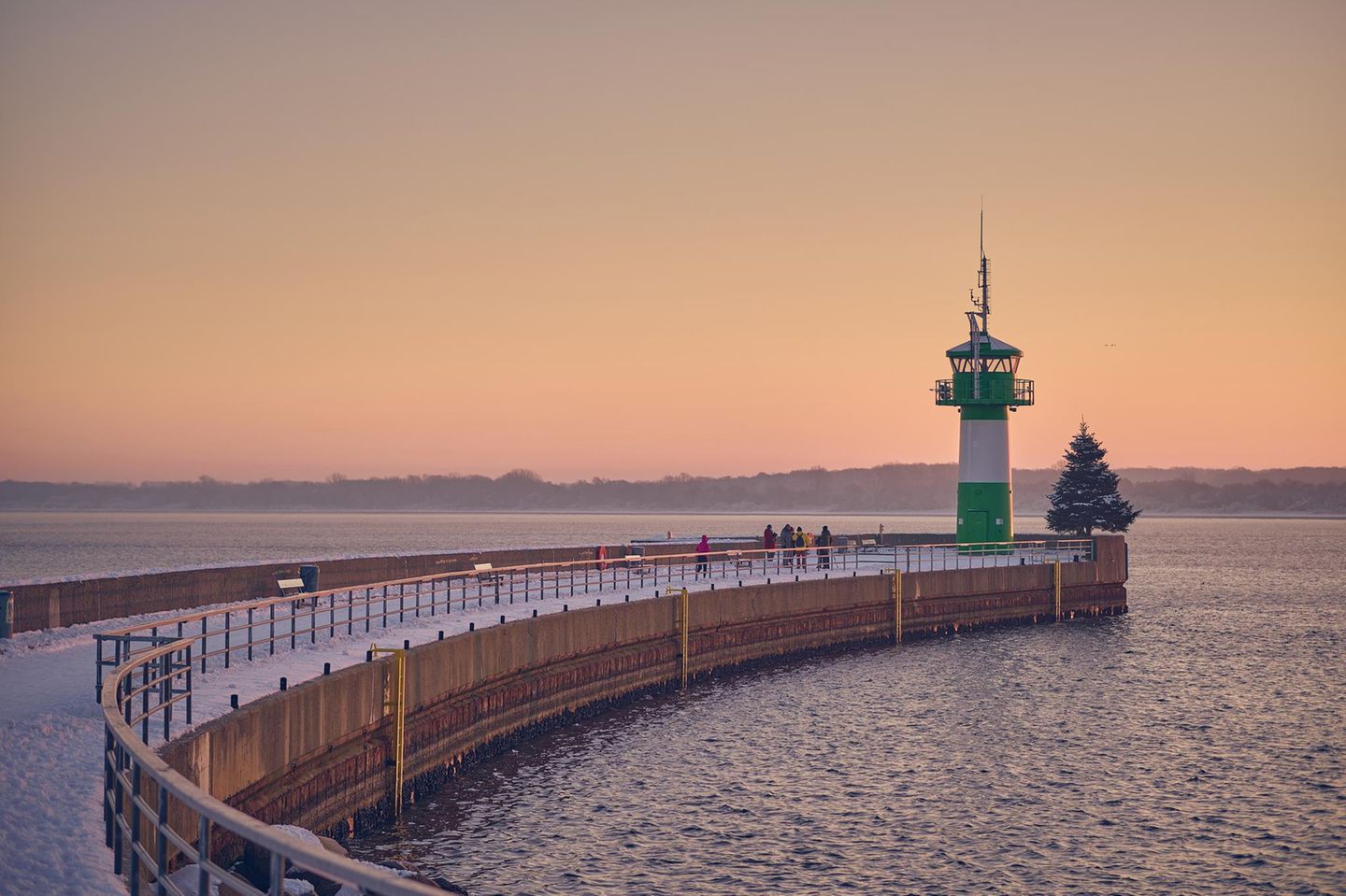 Leuchtturm auf Nordermole in Travemünde, rundherum Meer