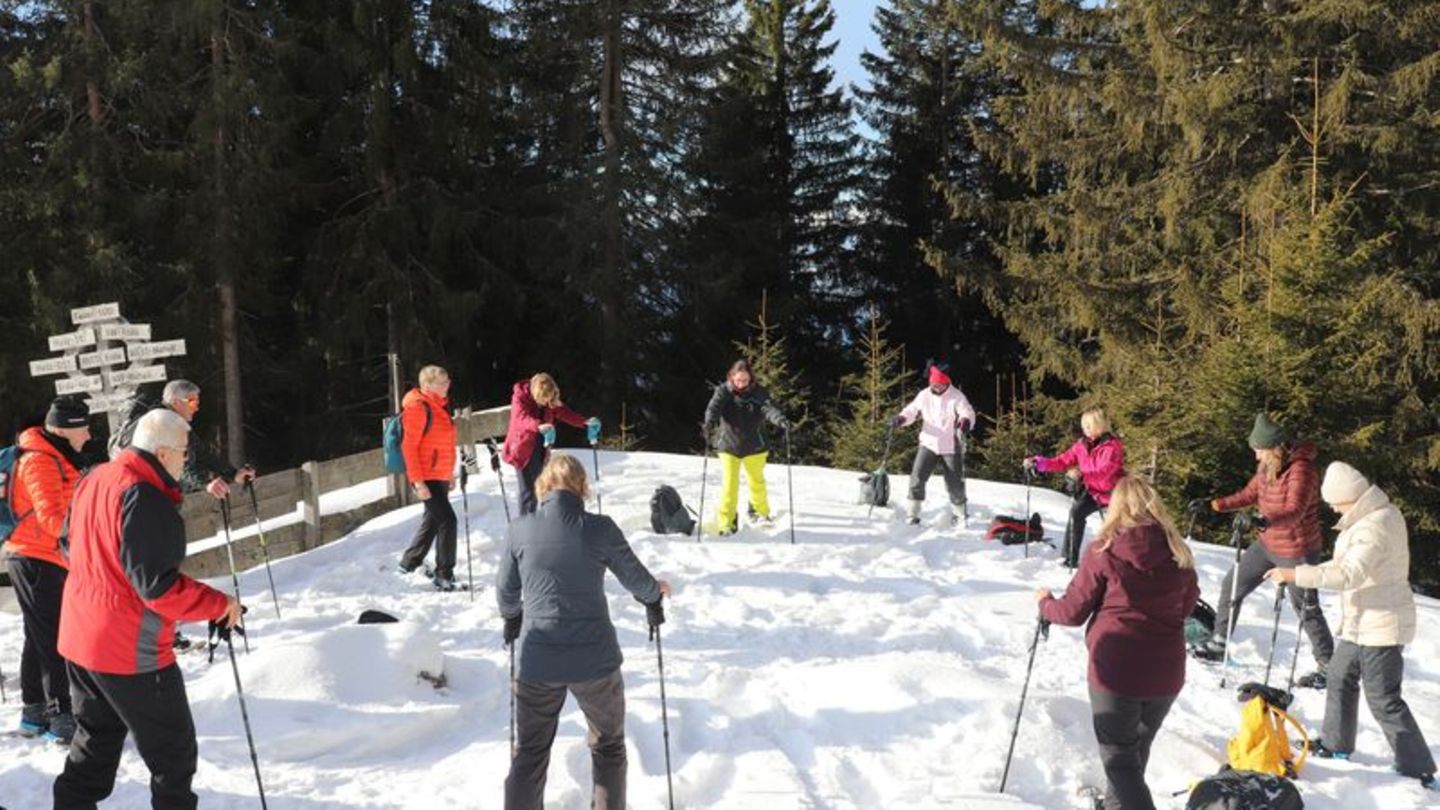 "Bewusstes Sein" in der Bergluft Tirols: Gruppe beim Schneeschuh-Yoga im Karwendel. Foto: Deike Uhtenwoldt/dpa-tmn