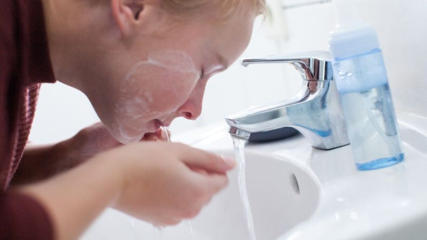 Die Haut zweimal am Tag mit sanften Produkten reinigen und pflegen: Wer das tut, tut viel, um Pickeln vorzubeugen - auch wenn es