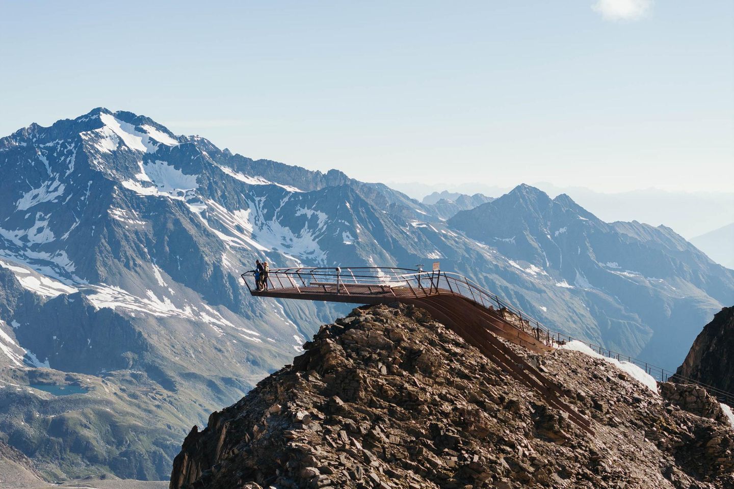 Panorama Blick auf die Aussichtsplattform Top of Tyrol des Stubai Gletschers