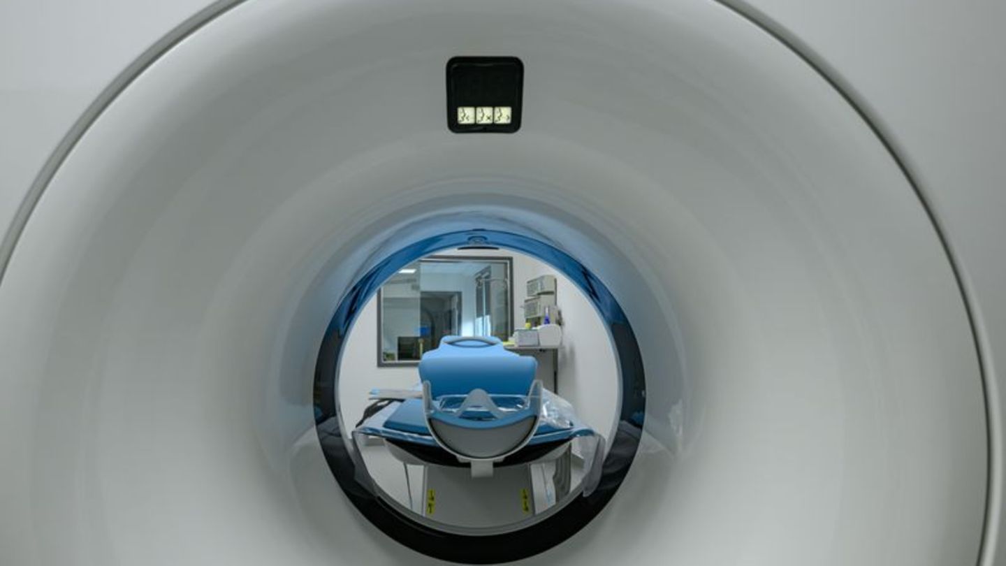 Das Bild zeigt einen Computertomographen. Foto: Patrick Pleul/dpa