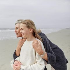 Enkerlin mit Großmutter am Strand - schauen aufs Meer