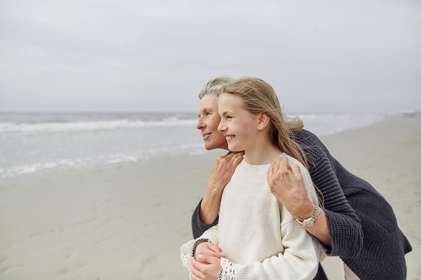 Enkerlin mit Großmutter am Strand - schauen aufs Meer