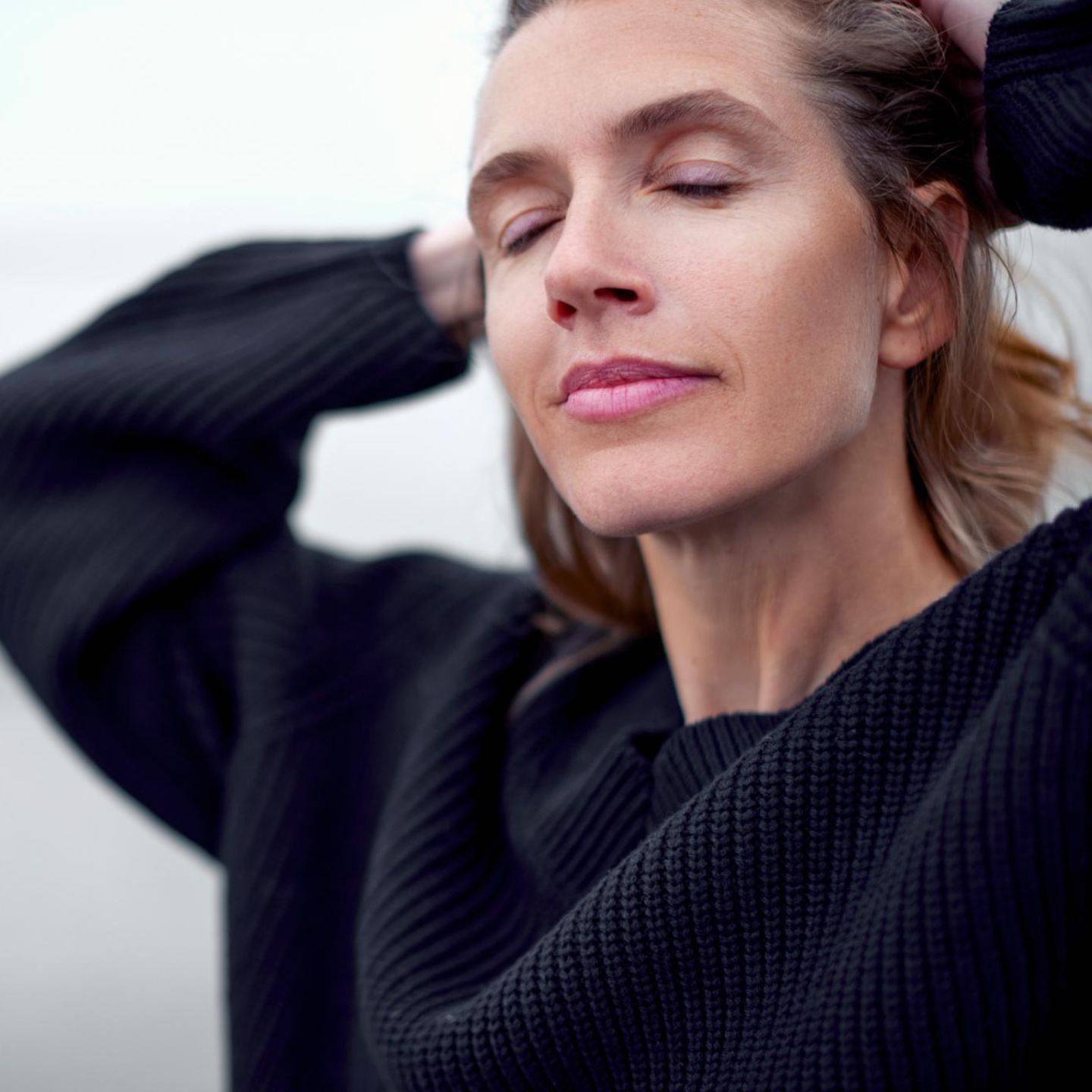 Portrait 40 jhrg Frau mit geschlossenen Augen im Wind
