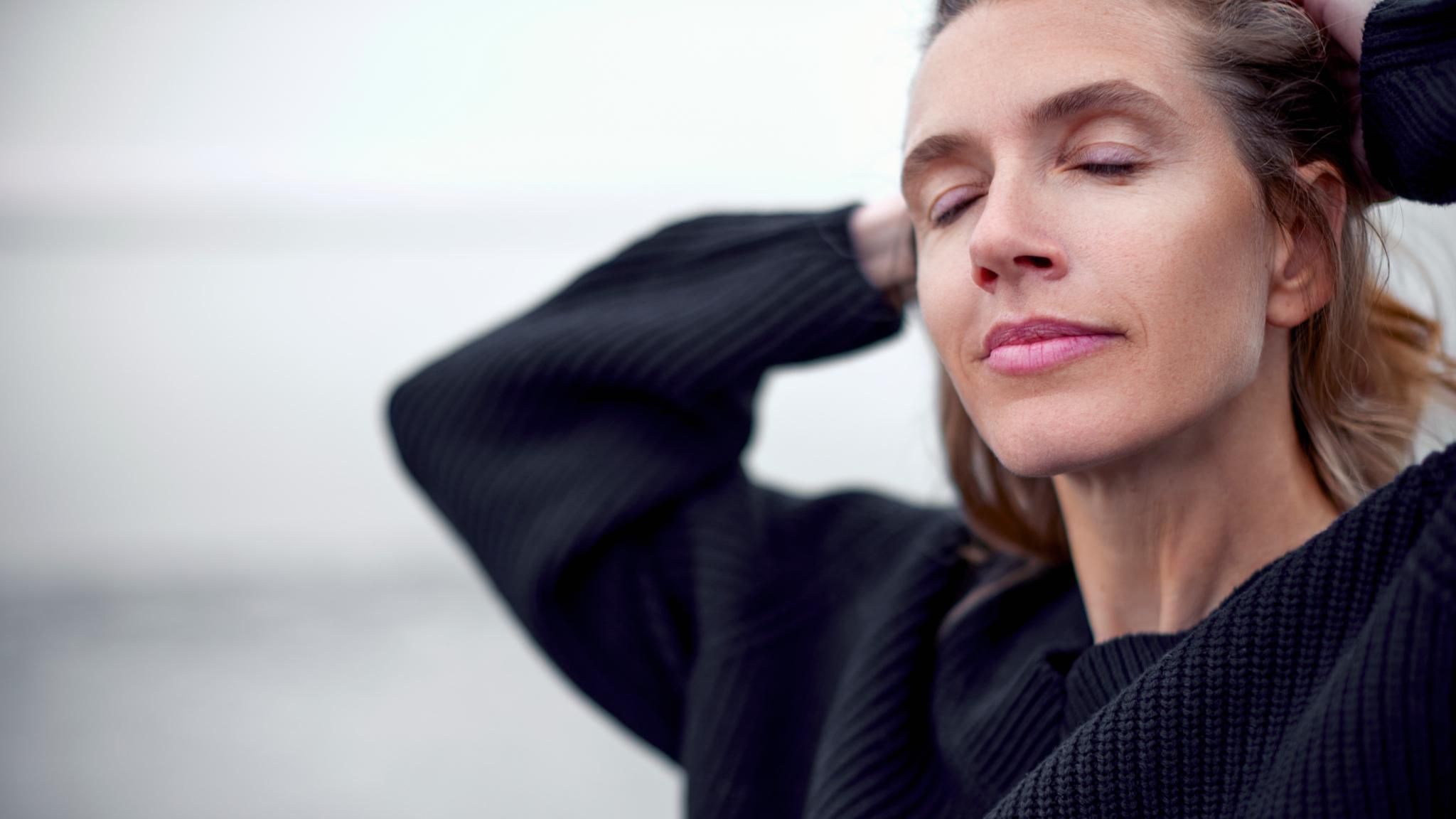 Portrait 40 jhrg Frau mit geschlossenen Augen im Wind