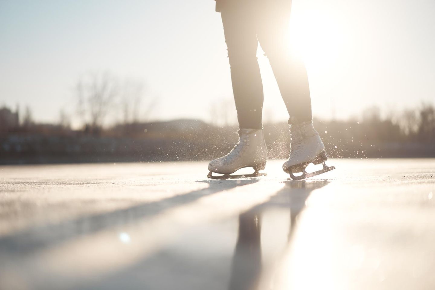 Die eisige Kälte lädt zum Schlittschuhlaufen ein. Die Idee, sich mit Kufen über das Eis zu bewegen, ist mindestens 5000 Jahre alt