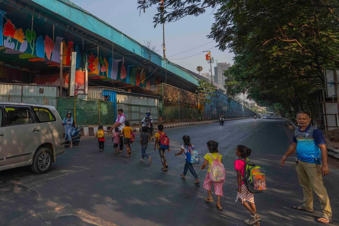 Schule unter Brücken