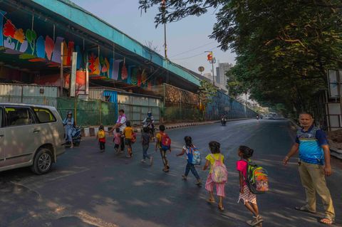 Schule unter Brücken