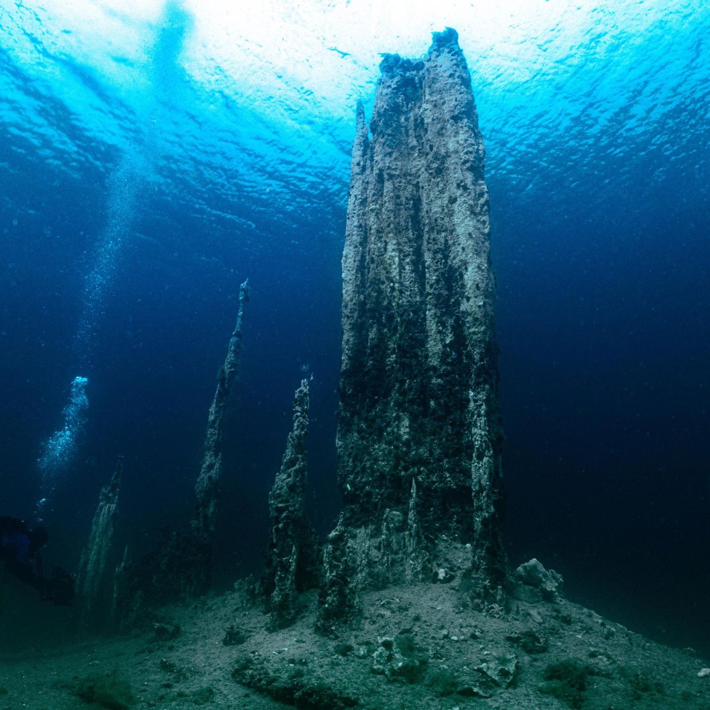 Gesteinsformationen unter Wasser