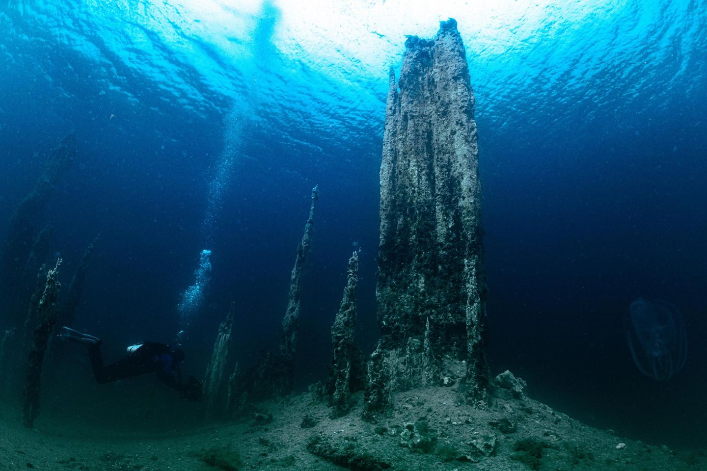 Gesteinsformationen unter Wasser