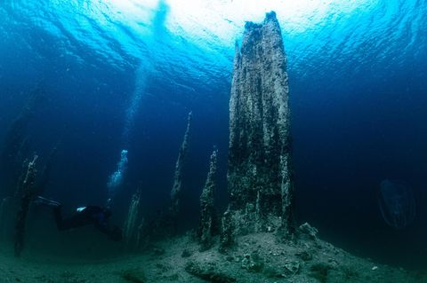 Gesteinsformationen unter Wasser