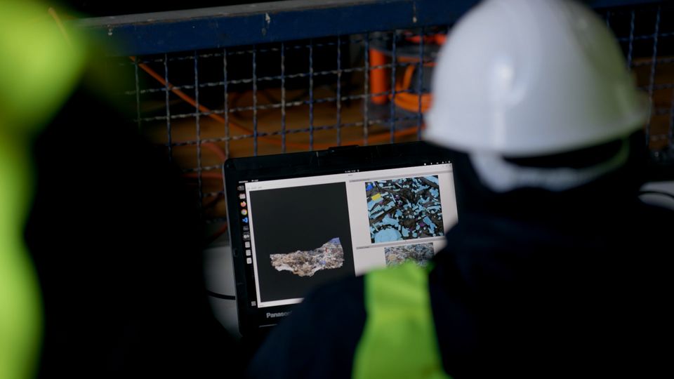 Mann guckt auf Laptop