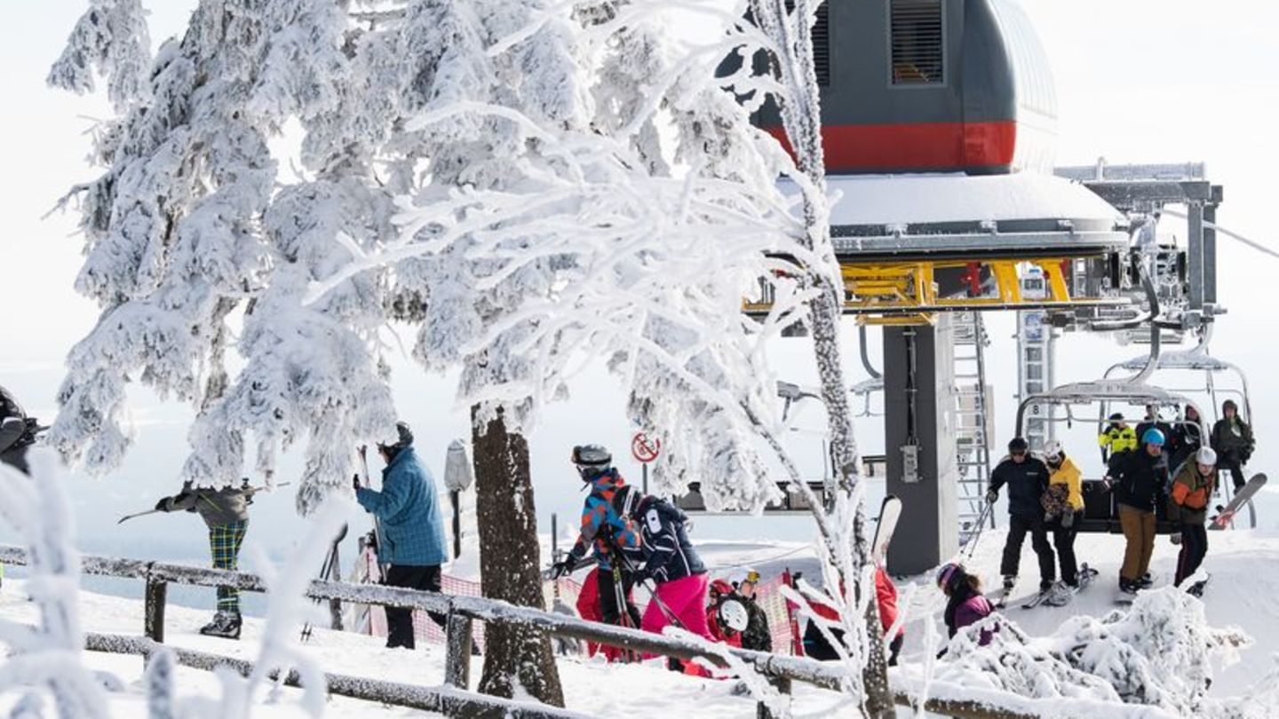 Nadelöhr mit Sturzrisiko: Am Ausstieg vom Sessellift kann es eng zugehen. Foto: Swen Pförtner/dpa/dpa-tmn