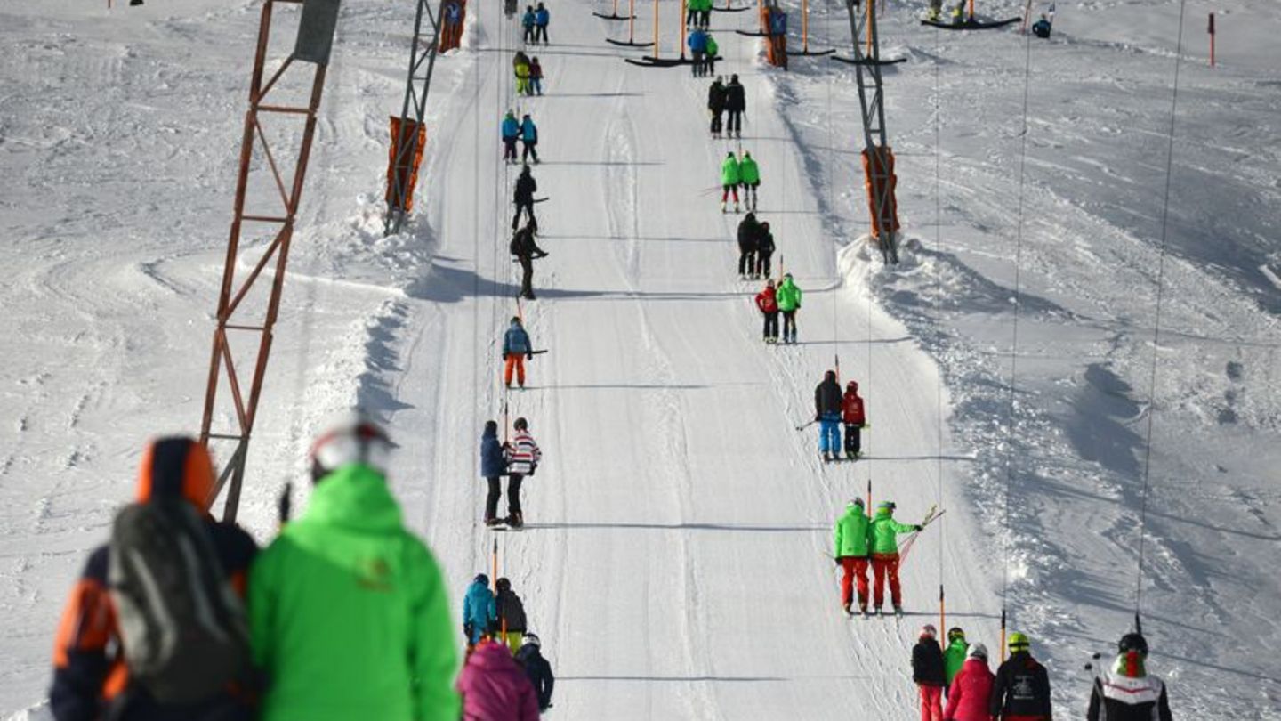 Hinauf im Doppelpack: Bei Zweier-Schleppliften sollte man umso mehr aufpassen - sonst reißt man nicht nur sich, sondern auch den