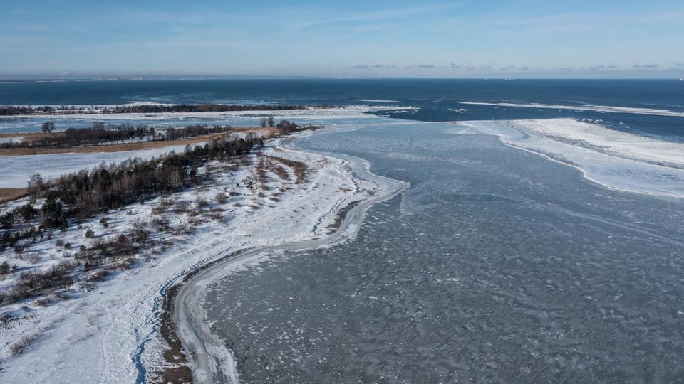 Weichselmündung: Seltenes Naturschauspiel: Meer an der polnischen Ostseeküste zugefroren
