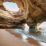 Para auf dem Kayak erkundet die Benagil Höhle