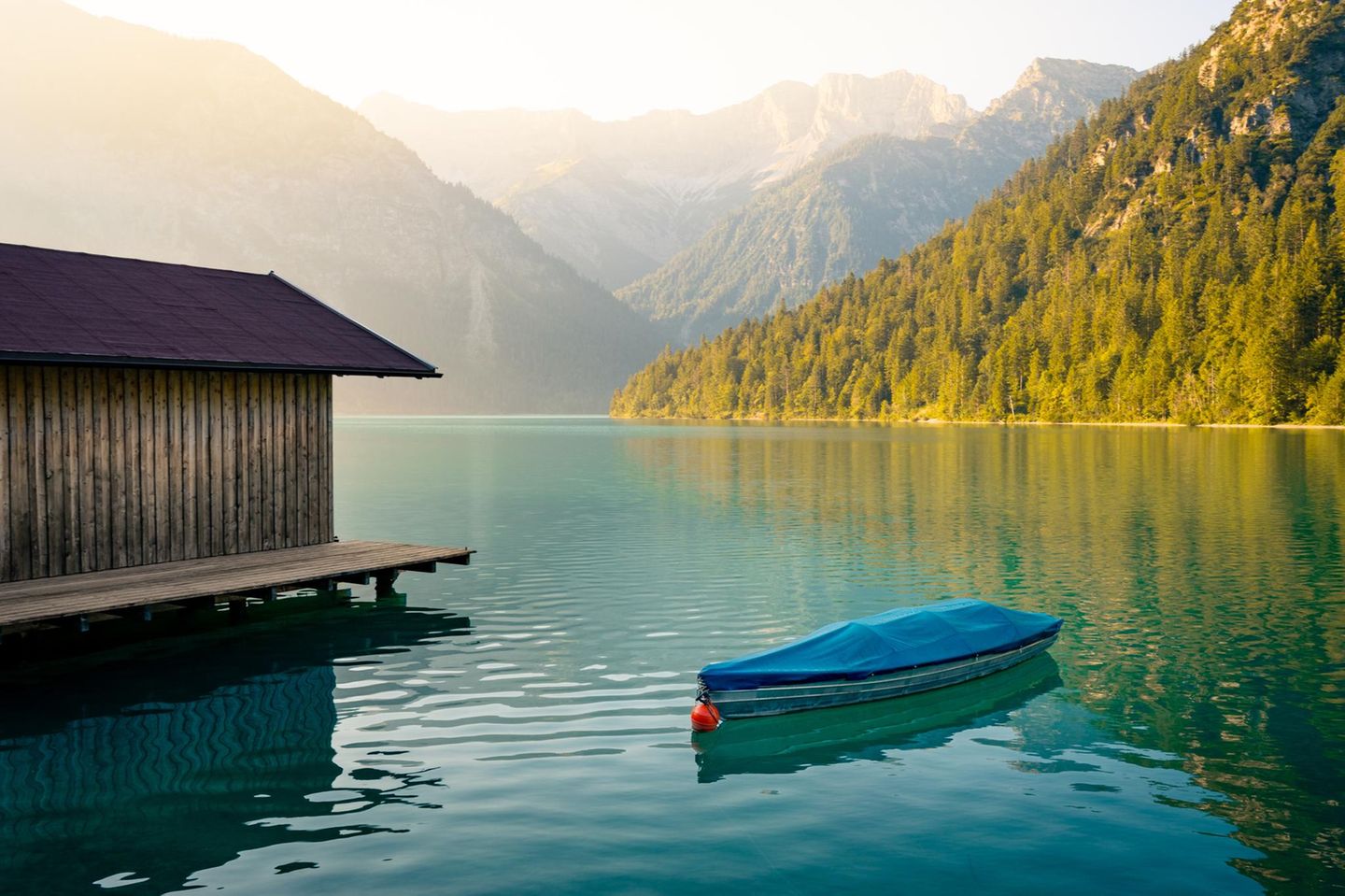 Ein Bootshaus am Morgen bei Sonnenaufgang am Plansee, Österreich