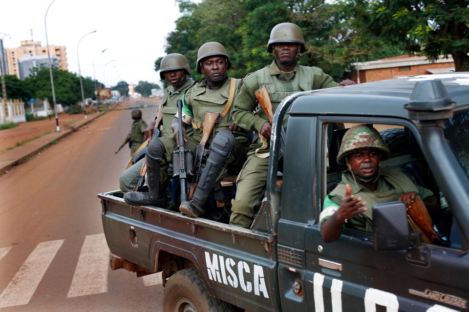 MISCA-Truppen aus Kamerun patroullieren durch die Hauptstadt Bangui. Das größte Kontingent der Hilfskräfte stellt Ruanda, gefolgt von Bangladesch und Pakistan