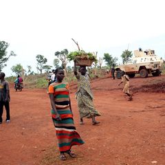 In der Stadt Bria starben im Mai 2017 etwa 300 Menschen – Milizionäre und Zivilisten – bei Gefechten. Der UN-Sicherheitsrat stimmte schon im Jahr 2014 für die Entsendung einer Blauhelmmission in die Zentralafrikanische Republik. Diese, kurz "MISCA", hält weiter an, kann die Zivilbevölkerung allerdings nicht ausreichend schützen