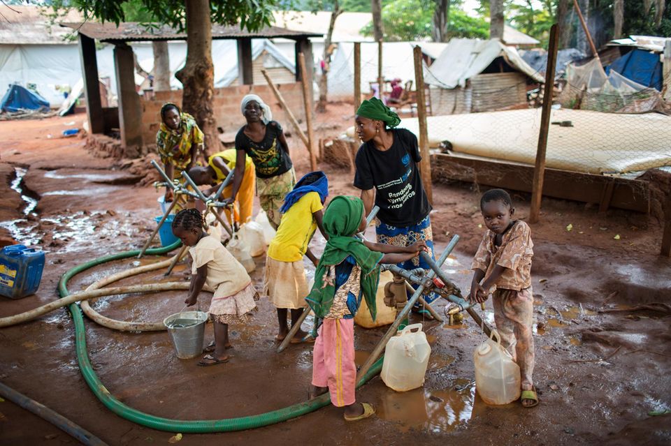 Vertriebene Muslime holen Wasser in einer Siedlung für Binnenvertriebene, bekannt als Petit Séminaire Saint Louis, auf dem Gelände der katholischen Mission von Bangassou. Insgesamt ist in der Zentralafrikanischen Republik jeder Fünfte auf der Flucht