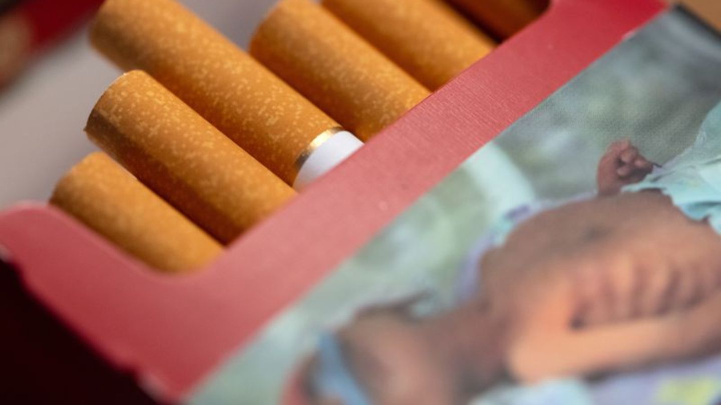 Eine geöffnete Zigarettenpackung (Illustration) Foto: Sven Hoppe/dpa