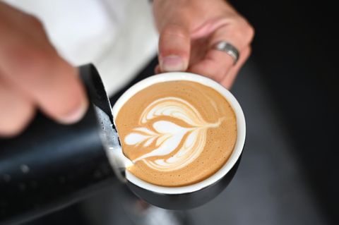 Eine Tasse Kaffee wird in der Kaffeemanufaktur „Obenauf“ in Leipzig eingeschenkt