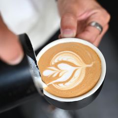 Eine Tasse Kaffee wird in der Kaffeemanufaktur „Obenauf“ in Leipzig eingeschenkt