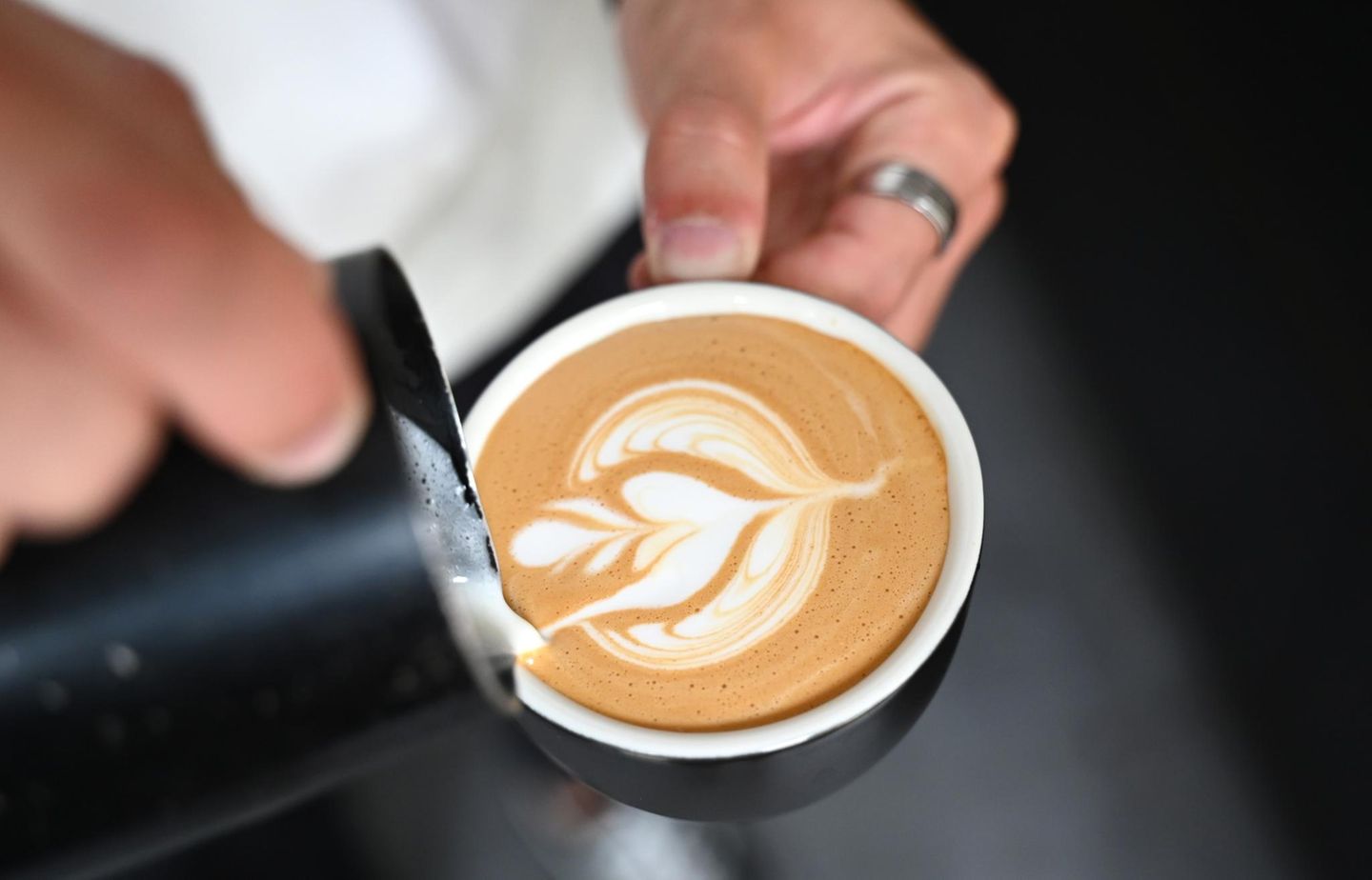 Eine Tasse Kaffee wird in der Kaffeemanufaktur „Obenauf“ in Leipzig eingeschenkt