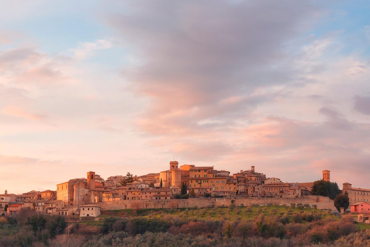 Montefalco in Umbrien bei Sonnenuntergang