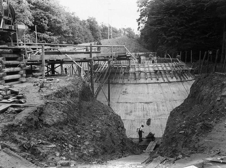 Während in den 1950er-Jahren bei großen Schornsteinen schwere Massivplatten das Fundament bildeten, entwickelte Fritz Leonhardt für den Fernsehturm erstmalig ein Ringfundament