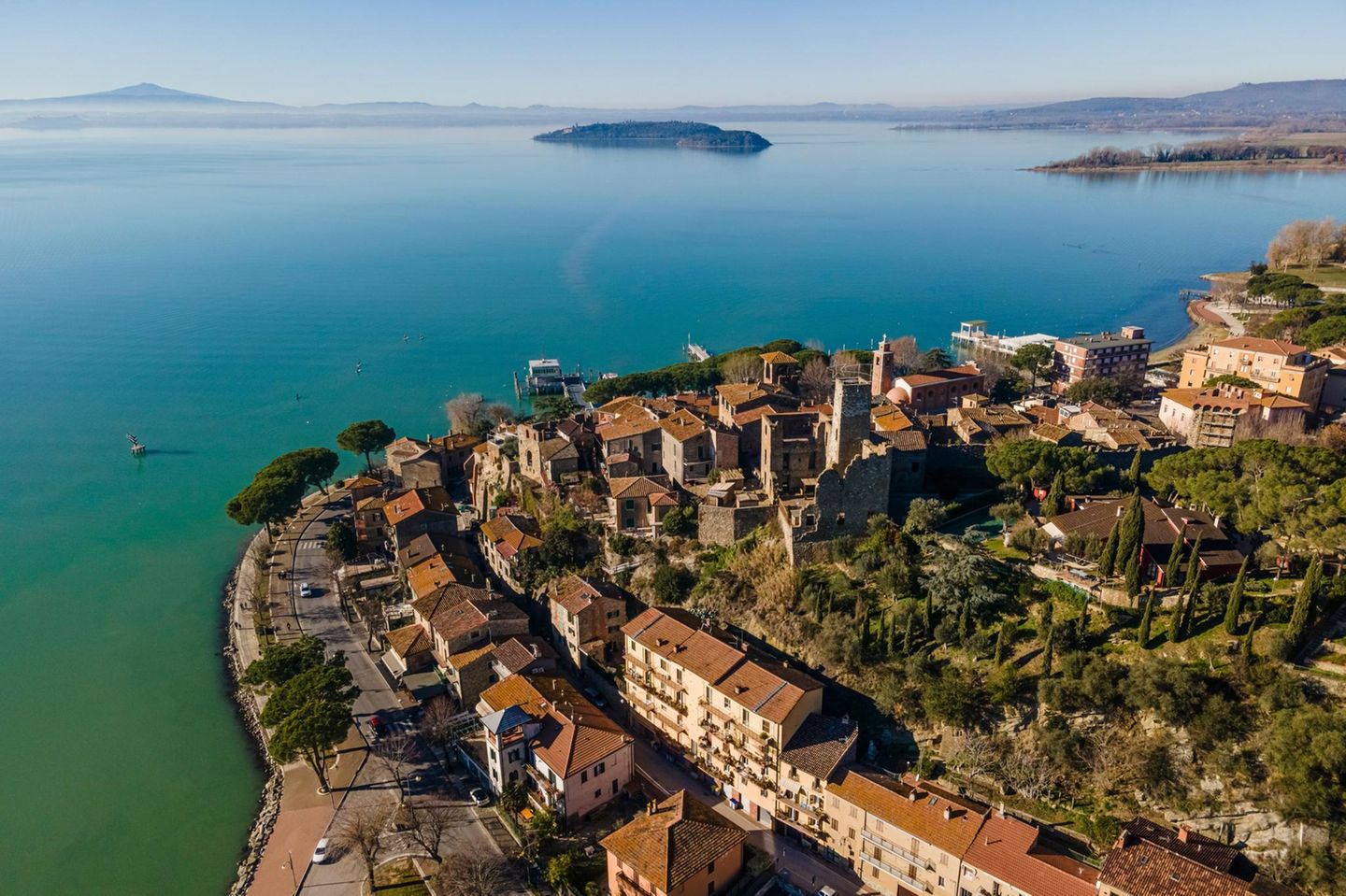 Luftaufnahme von Passignano sul Trasimeno in Umbrien