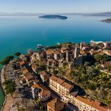 Luftaufnahme von Passignano sul Trasimeno in Umbrien