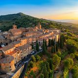 Luftbild von Panicale, einer mittelalterlichen Stadt in Umbrien