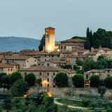 Aussicht auf Corciano in der Dämmerung