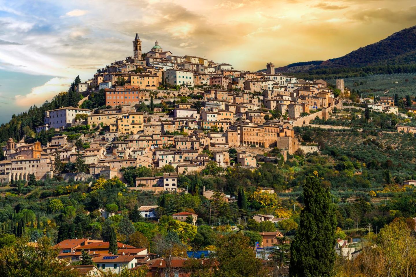 Bergdorf Trevi im Sonnenuntergang