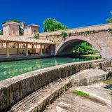 Das alte Waschhaus und die gemauerte Brücke über den Fluss im mittelalterlichen Dorf Bevagna