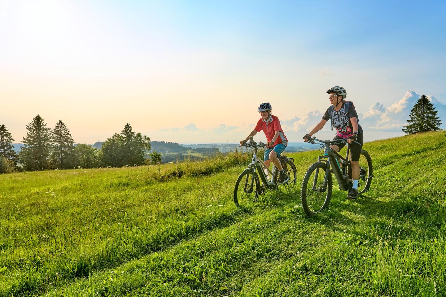 Zwei Frauen auf einem Mountainbike in den Bergen