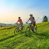 Zwei Frauen auf einem Mountainbike in den Bergen