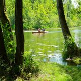 Zwei Personen paddeln auf dem See