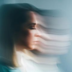 Verschwommenes Gesicht einer Frau