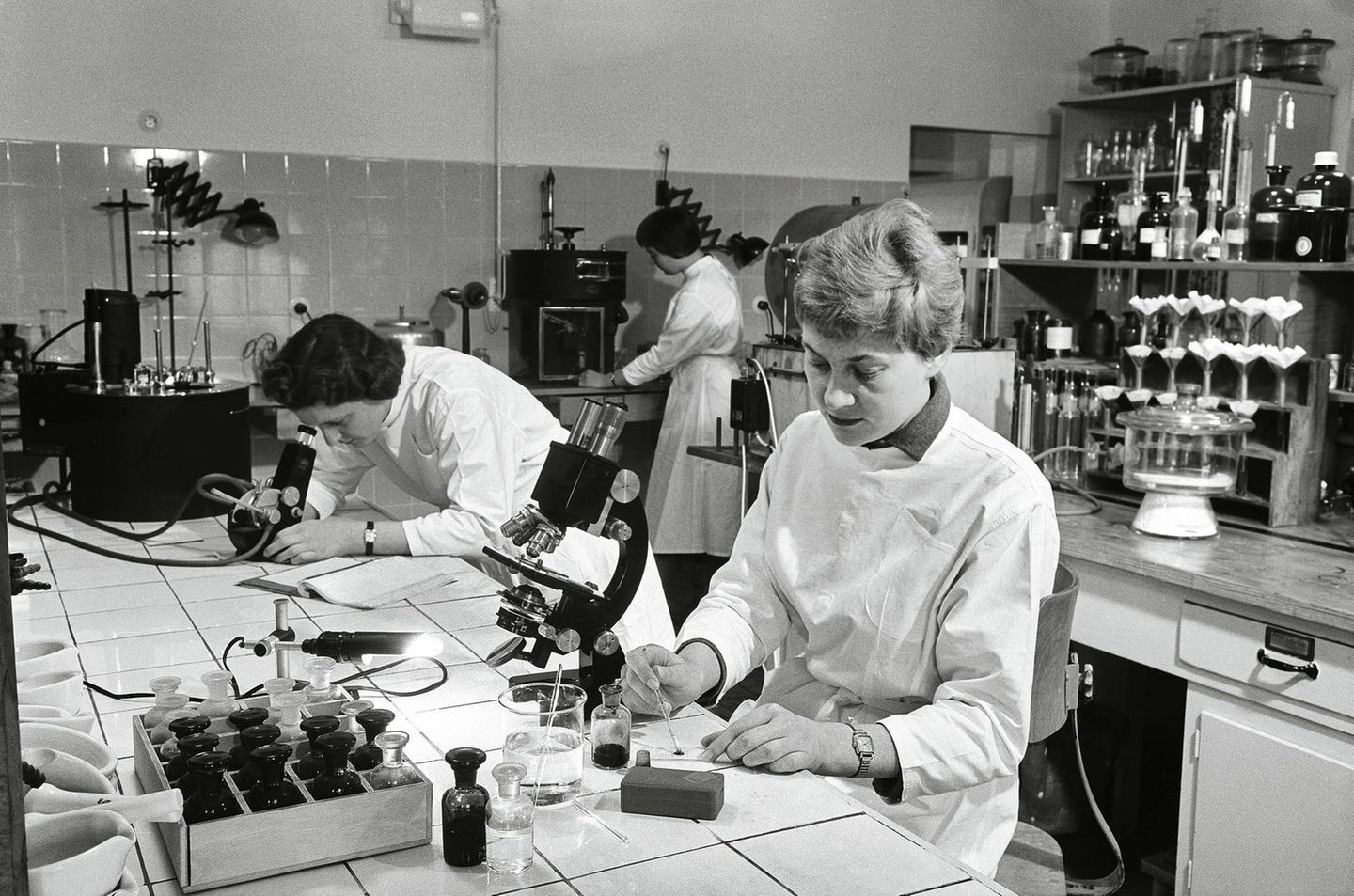 Frauen im Labor einer Schokoladenfabrik