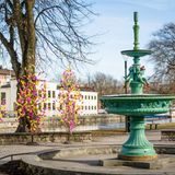 Strasse mit farbigen Oster Fahnen in Uppsala. Schweden