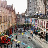 Blick von oben auf die Victoria Street in der Altstadt Von Edinburgh