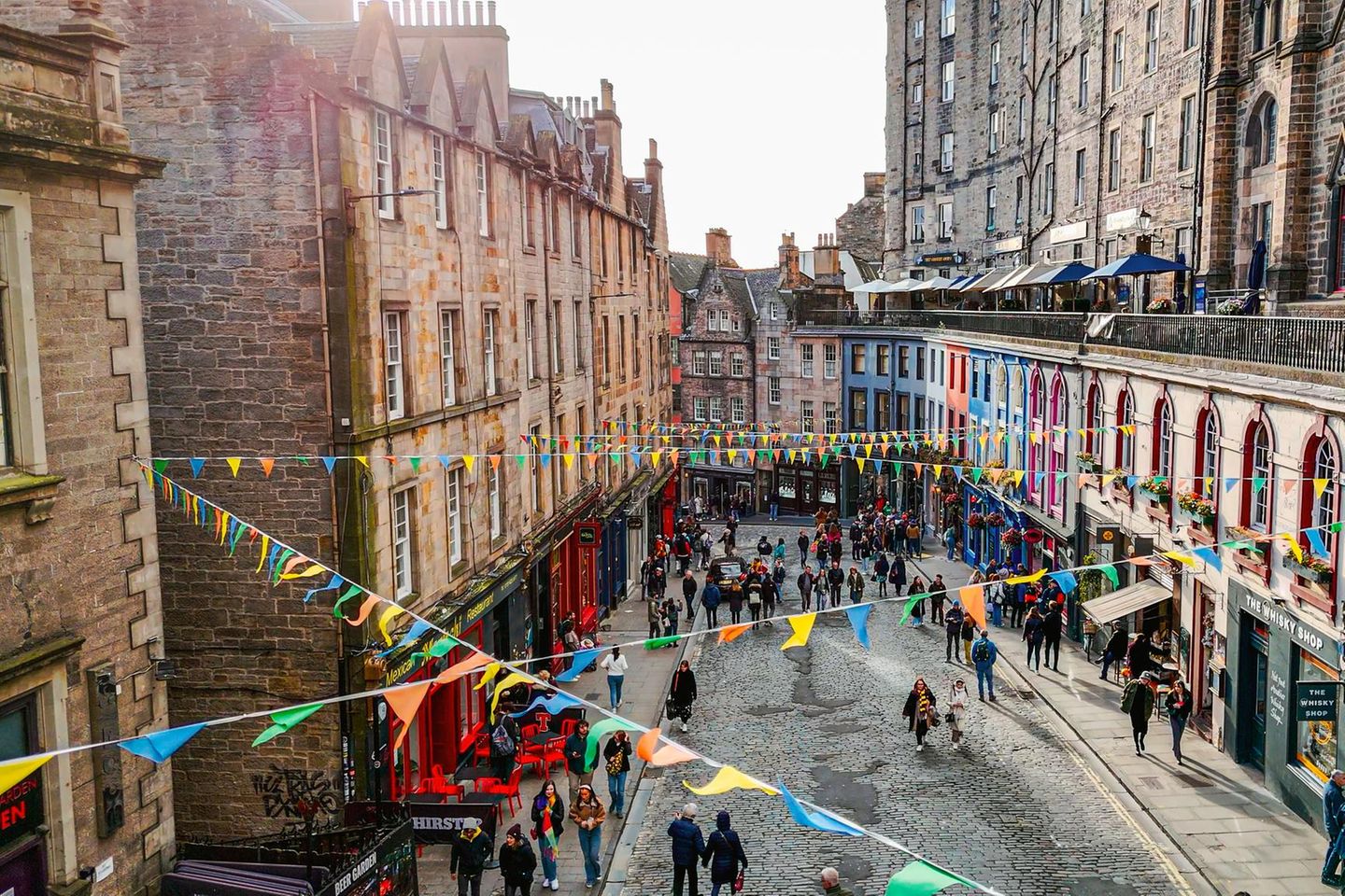 Blick von oben auf die Victoria Street in der Altstadt Von Edinburgh