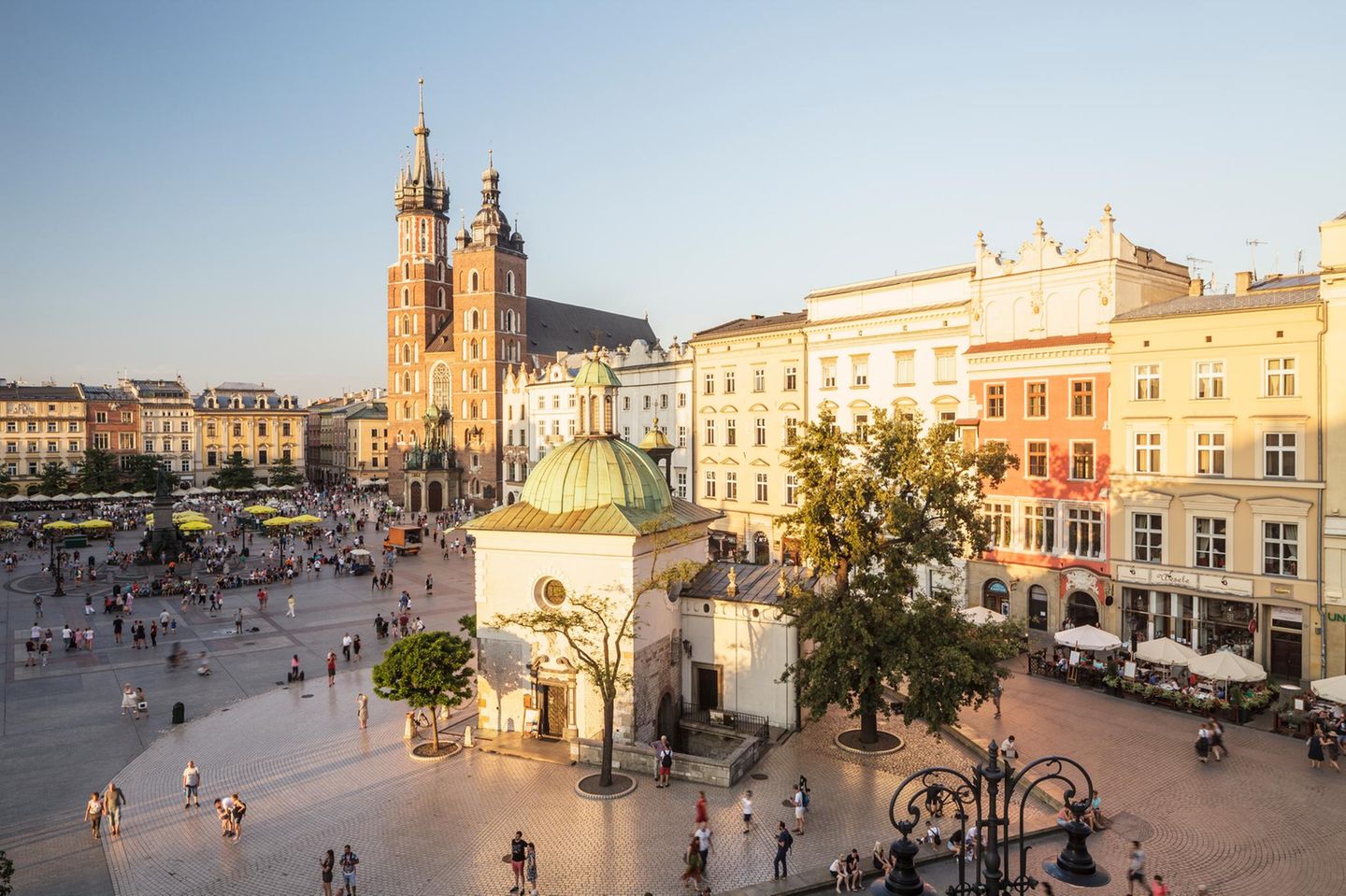 Marktplatz in Krakau mit Kirche im Hintergrund