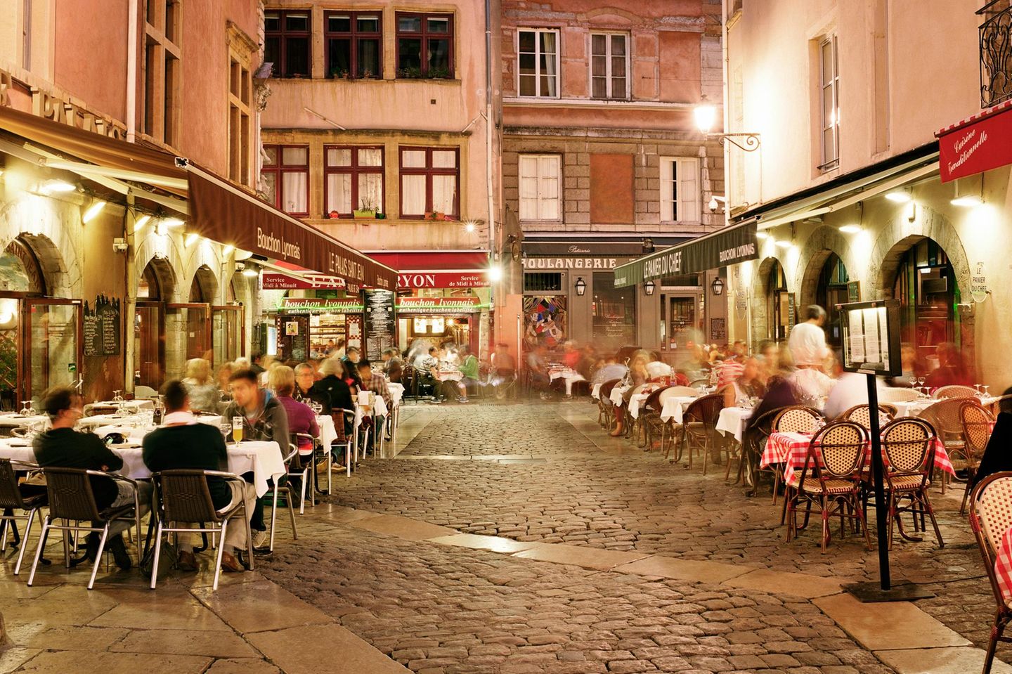 Blick in eine Altstadtstraße mit Restaurants in Lyon