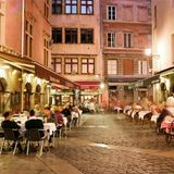 Blick in eine Altstadtstraße mit Restaurants in Lyon