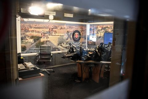 Im März 2022 ist das Studio des Radiosenders Echo Moskwy verlassen. Die Redaktion hatte kurz zuvor ihre Auflösung bekannt gegeben. Im Exil gründete das ehemalige Team das Internetradio "Echo“.